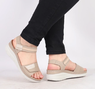 Jasnobrązowe sandały damskie skórzane na niskiej koturnie Gino fabiani