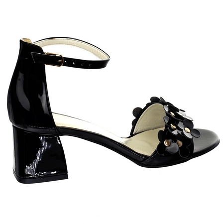 Czarne lakierowane sandały na niskim obcasie z kwiatkami Daisy od Azali