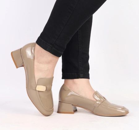 Beżowe lakierowane półbuty damskie skórzane na płaskim obcasie Gino Fabiani