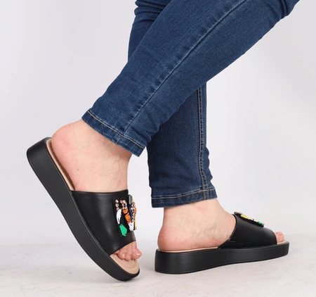 Czarne klapki damskie z kolorową biżuterią Jezzi