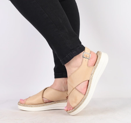 Skórzane sandały damskie zabudowane na płaskiej, lekkiej podeszwie Gino Fabiani