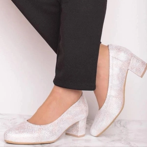 Połyskujące czółenka skórzane damskie Gino Fabiani