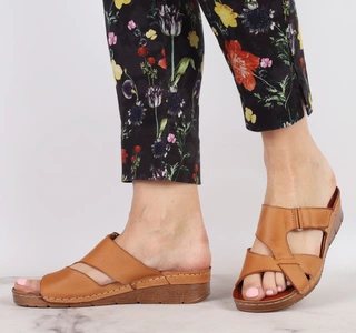 Skórzane komfortowe klapki damskie regulowane na rzep Gino Fabiani