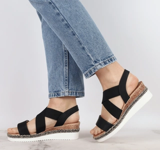 Czarne sandały na niskiej koturnie na paskach z gumki Jezzi