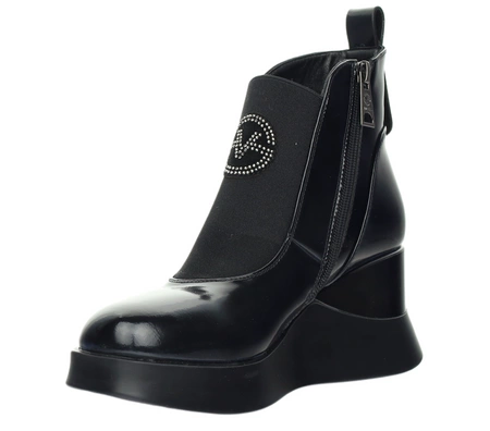 Skórzane lakierowane półbuty zimowe na koturnie VINCEZA