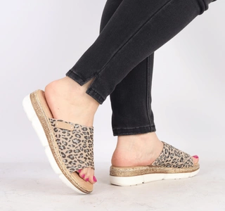 Klapki damskie w panterkę na wygodnej podeszwie Jezzi