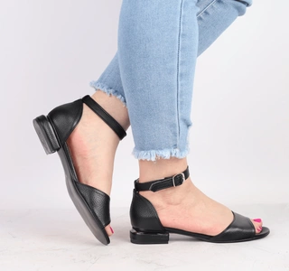 Czarne eleganckie sandały damskie na płaskim obcasie z zakrytą piętą Azali