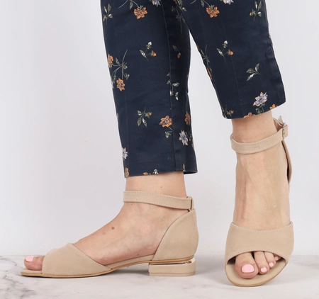 Eleganckie beżowe sandały płaskie z zakrytą piętą AZALI