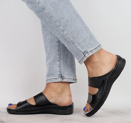 Czarne komfortowe klapki damskie skórzane regulowane American