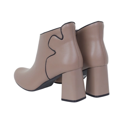 Eleganckie botki jesienne na obcasie ze skóry naturalnej w kolorze Cappucino