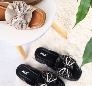 Czarne klapki damskie na niskiej koturnie Jezzi