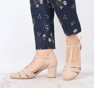 Beżowe sandały na obcasie z paskiem na śródstopiu Azali - Produkt Polski