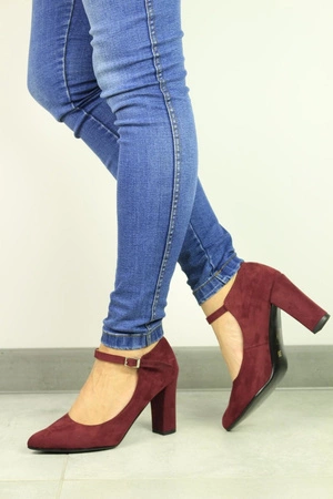 Czółenka zamszowe na obcasie z paskiem Azali