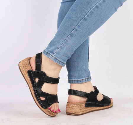czarne skórzane sandały damskie na rzepy na niskiej słomkowej koturnie HELIOS model 138