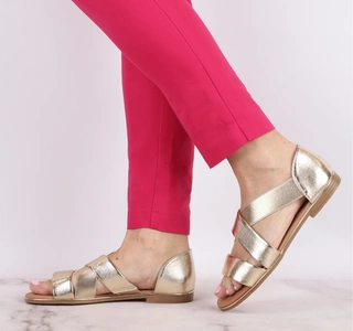 Złote płaskie sandały damskie z gumkami na krzyż i zabudowaną piętą  Jezzi