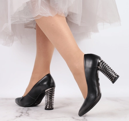 Czarne czółenka na modnym zdobionym słupku Massimo Lucchesi