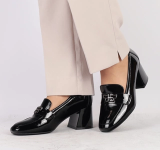 Czarne lakierowane półbuty damskie eleganckie na wygodnym obcasie VINCEZA