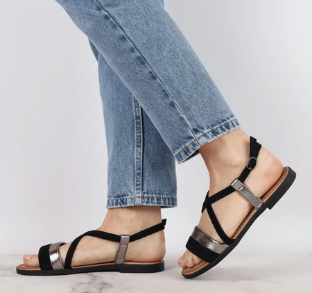 Czarne płaskie sandały na cienkich paseczkach Jezzi