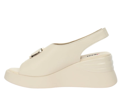 Eleganckie beżowe sandały na koturnie ze skory naturalnej Jezzi