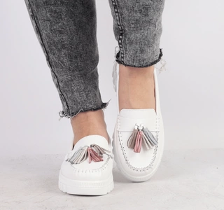 Białe mokasyny skórzane z kolorowymi frędzlami Jezzi