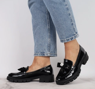 Czarne lakierowane półbuty mokasyny z biżuterią na płaskim obcasie