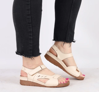 Eleganckie i wygodne sandały damskie ze skóry naturalnej na komfortowej podeszwie Gino Fabiani