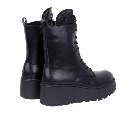 Czarne skórzane botki na platformie ocieplane z biżuterią Jezzi