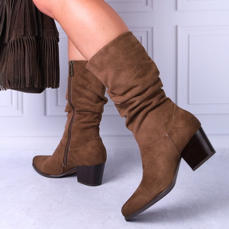 Czekoladowe kozaki damskie na niskim obcasie do sukienek Saszki