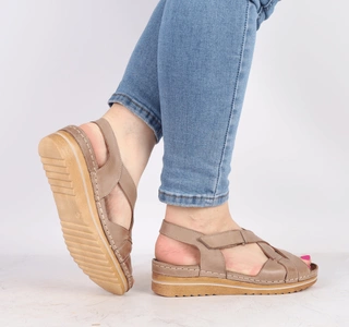 Brązowe sandały na niskiej koturnie ze skóry naturalnej Gino Fabiani