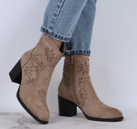 Zamszowe beżowe botki na obcasie z ażurową cholewką Jezzi