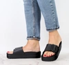 Czarne damskie klapki na platformie na jednym regulowanym pasku NEWS