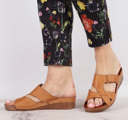 Skórzane komfortowe klapki damskie regulowane na rzep Gino Fabiani