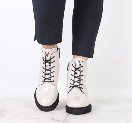 Modne kierowane botki ocieplane na średnim obcasie i platformie VINCEZA