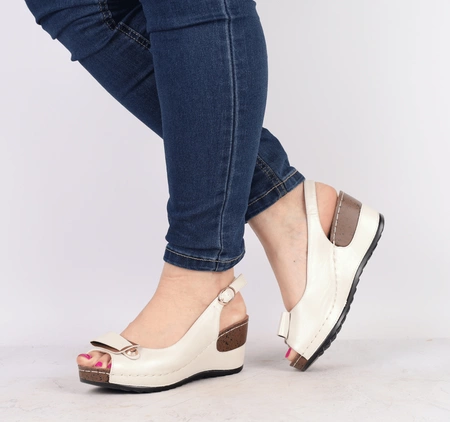 Eleganckie i wygodne sandały damskie na koturnie szyte Jezzi