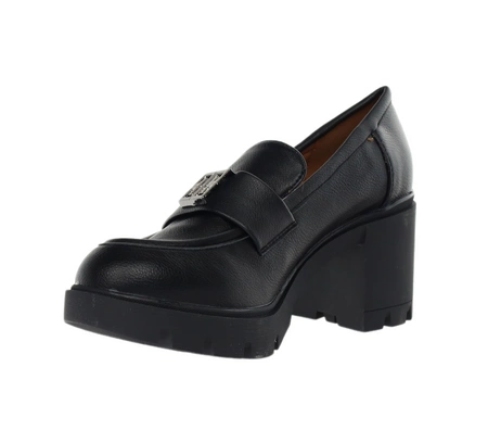 Czarne licowe półbuty na obcasie i platformie mokasyny z klamrą Jezzi