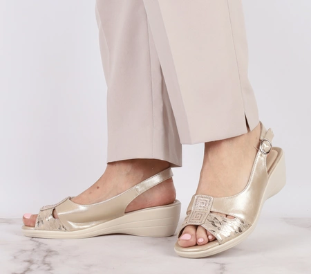 Komfortowe i eleganckie sandały damskie na niskiej koturnie Jezzi