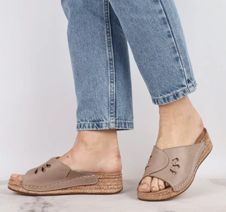 Skórzane klapki damskie brązowe na niskiej koturnie Helios