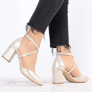 Złote buty ślubne na szerokim obcasie z paskami na krzyż od Azali