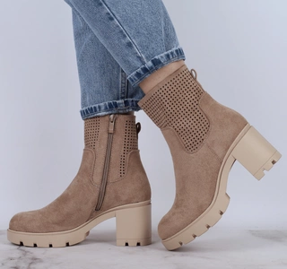 Beżowe zamszowe botki damskie na wygodnym klocku Jezzi