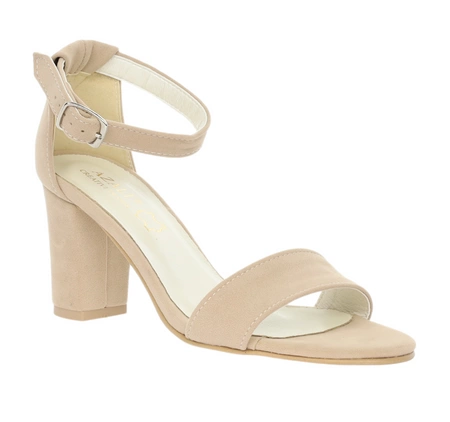 Beżowe sandały na obcasie z paskiem na kostce i zakrytą piętą AZALI