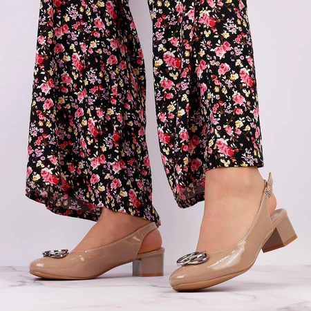 Beżowe buty damskie na klocku z odkrytą piętą Jezzi