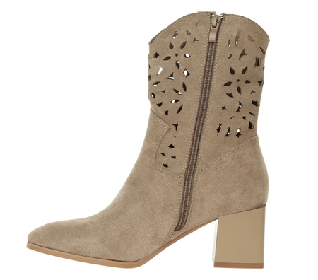Zamszowe ażurowe botki na wygodnym obcasie Jezzi