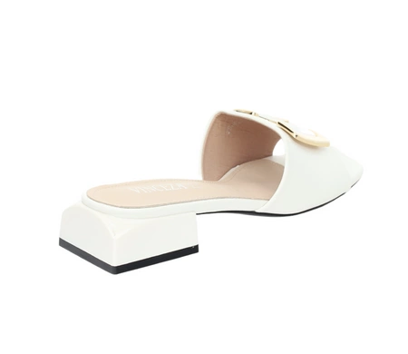 Białe eleganckie klapki damskie na niskim obcasie VINCEZA