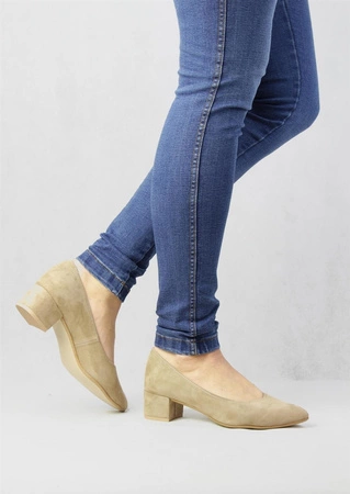 Beżowe czółenka na niskim obcasie zamszowe Azali