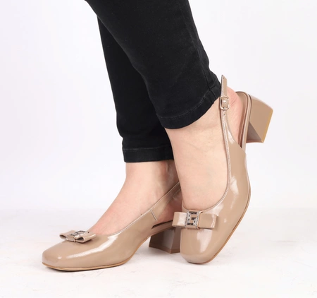 Lakierowane sandały damskie na obcasie zabudowane palce skóra naturalna Gino Fabiani