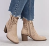 Beżowe ażurowe botki damskie kowbojki na obcasie Jezzi