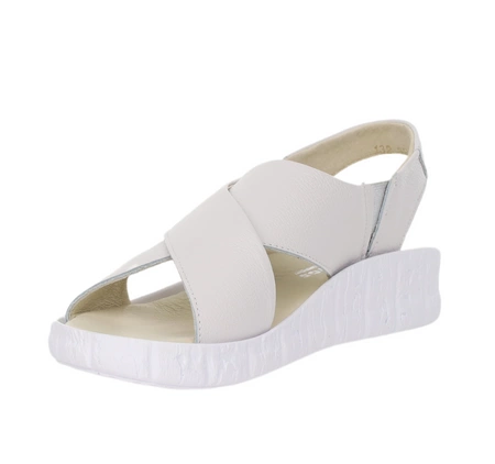Białe skórzane sandały damskie na komfortowej niskiej koturniePolskie Helios model 132