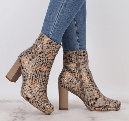 Modne botki damskie zimowe na obcasie i platformie wężowa skóra Daszyński