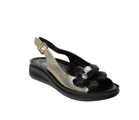 Złote eleganckie sandały płaskie z kwiatkiem i perłami Jezzi