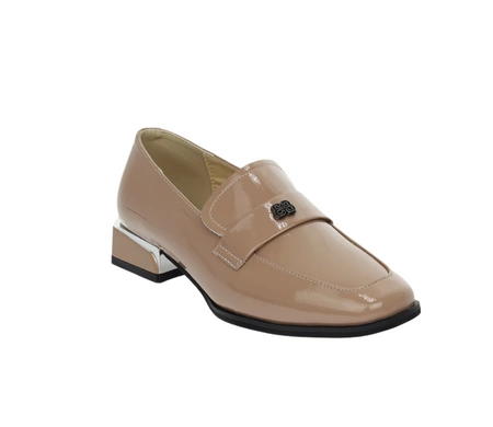 Beżowe lakierowane półbuty damskie eleganckie wsuwane VINCEZA